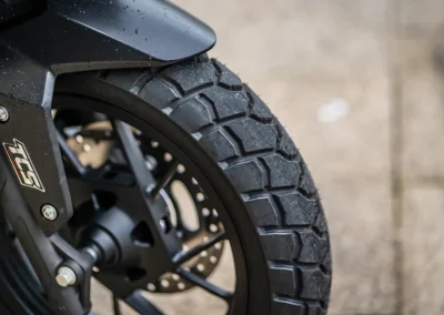 Le Voge SR1 ADV 125 se distingue visuellement par ses pneumatiques sculptés.