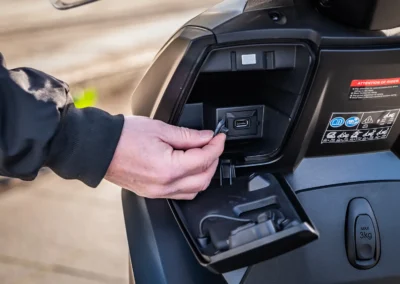 La boîte à gants à gauche du tablier est équipée d’un prise USB standard.