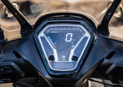 Le tableau de bord LCD connecté en bluetooth affiche les informations essentielles.