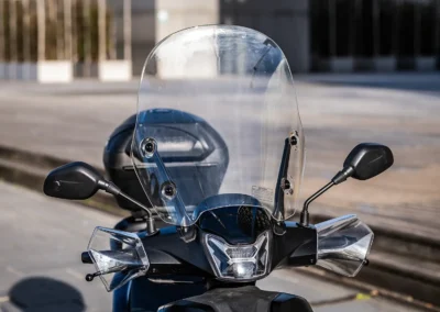 e SR16 profite de série d’un immense pare-brise et de protège-mains.