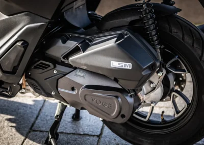 Identique au Voge ADV SR1, le monocylindre de 11,5 chevaux permet d’atteindre un peu plus de 107 km/h chrono.
