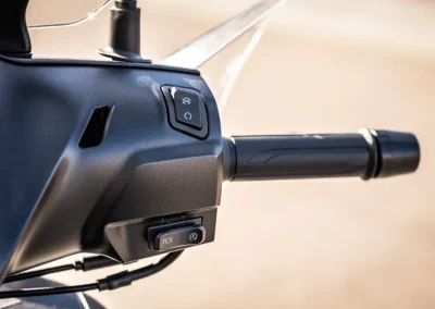 Sur le commodo droit, les commandes du traction control déconnectable et du système Start & Stop.