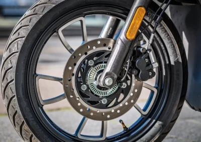 Le freinage du Voge est confié à un ABS signé Bosch, gage d’efficacité et de sécurité.