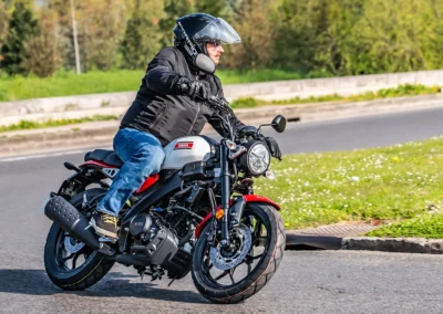 Attirante en statique, la XSR 125 n’en reste pas moins redoutable en dynamique.