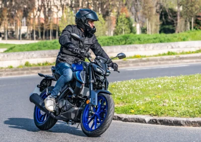 A basse vitesse, le moteur de la MT fait preuve d’une belle souplesse, bien aidé par une boîte de vitesses bien étagée et un embrayage souple avec système assisté anti-dribble.