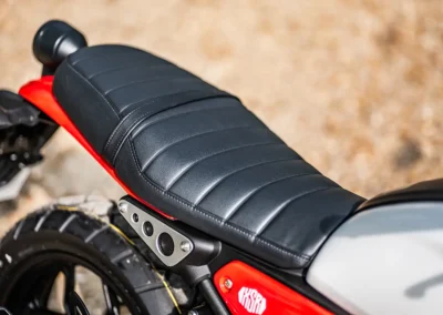 Avec une hauteur de selle de 815 mm, la XSR 125 offre une accessibilité adaptée à la majorité des pilotes