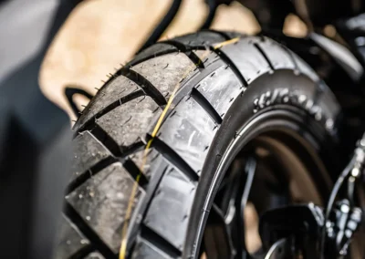 Les pneumatiques à grosse sculptures de la XSR 125 se montrent un peu flous sur l’angle.