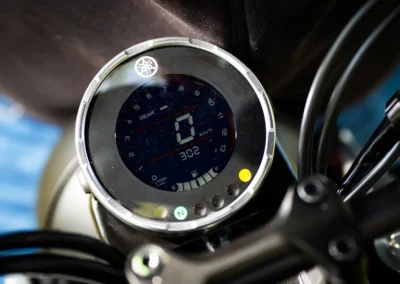 Le compteur de la XSR 125 est complet, mais sa lisibilité devient limitée en plein soleil.