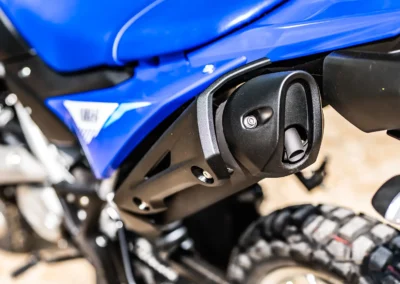 L’échappement en position haute est caractéristique des machines TT. À noter une faible sonorité !