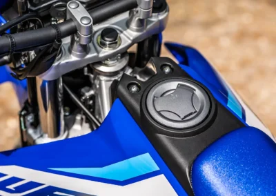 La consommation mesurée de 2,4 litres de la WR 125 R est un excellent point par les temps qui courent.