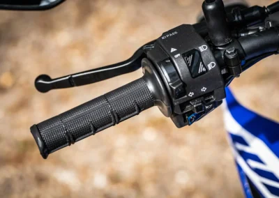 Depuis le commodo gauche de la WR 125 R il est possible d’activer les warnings.