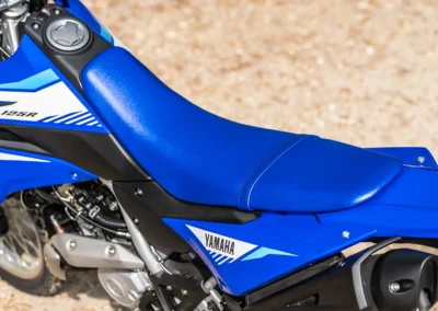 Perchée à 840 mm du sol, la selle n’est vraiment pas évidente à atteindre, mais c’est le sacrifice à payer pour profiter d’une vraie machine TT.