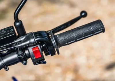 À main droite, nous retrouvons la commande de démarreur et du coupe contact.