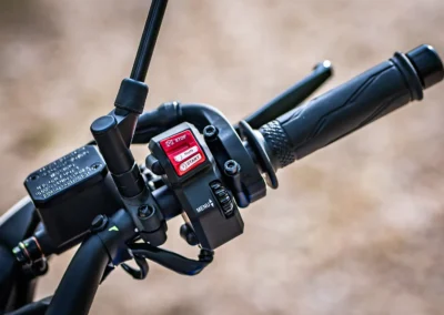 À main droite, nous retrouvons la commande de démarreur et une molette pour naviguer dans les menus du tableau de bord.