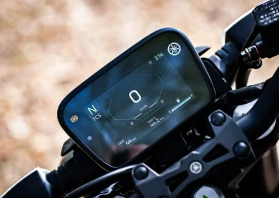 En 2023, la MT a reçu une nouvelle instrumentation TFT couleur de 5 pouces connecté via l'application gratuite MyRide.