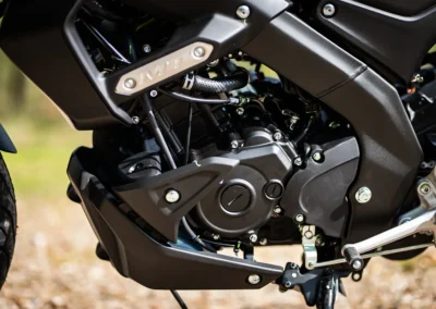 Le bloc moteur de 15 chevaux de la MT125 se montre ultra puncher passé les 8 000 tr/min.