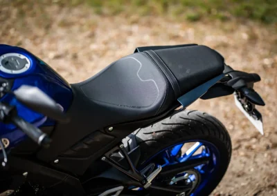 Si la faible épaisseur de l’assise nuit un peu au confort, la position de conduite, buste droit et le guidon large, participent à la bonne ergonomie générale.