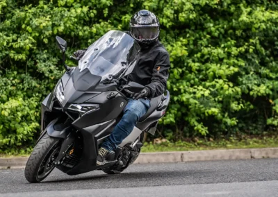 Guidon en main, le TMAX offre une assise globalement plus confortable et typée scooter.