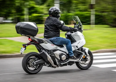 Les roues de 17 pouces à l’avant et de 15 pouces à l’arrière contribuent à la maniabilité du X-ADV.