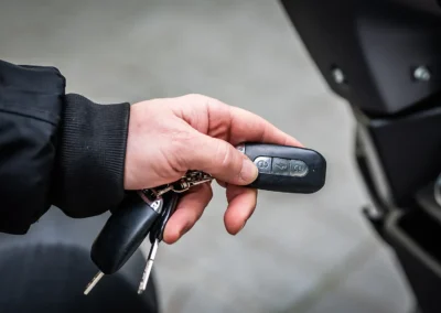 Une télécommande permet de mettre le scooter sous tension et activer ou désactiver l’alarme.