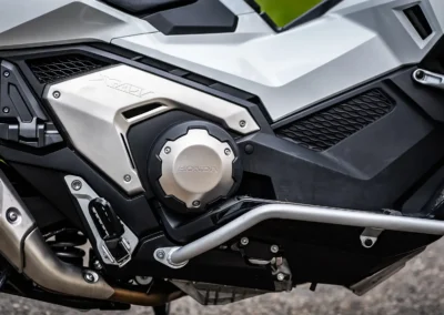 Le bicylindre du Honda X-ADV développe 58 ch, associé à une boîte DCT à double embrayage, automatique ou séquentielle.
