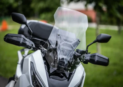 Le Honda X-ADV profite d’une bulle réglable manuellement et de protège-mains.