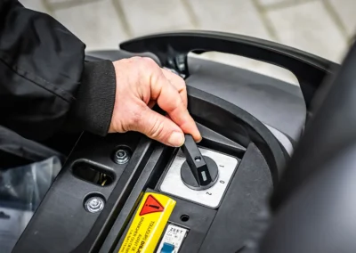 Le passage d’une batterie à l’autre implique de soulever la selle et de commuter un levier.