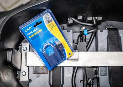 Détail appréciable, un système d’antivol sécurise les batteries pour éviter les mauvaises surprises.