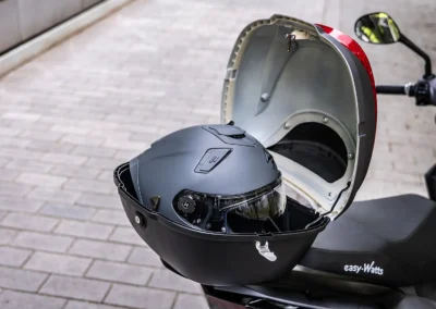 Le top-case fourni de série permet d’y loger un casque jet sans difficulté.