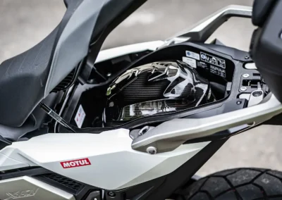 Le coffre du X-ADV accepte un casque modulable.