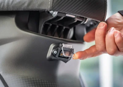 Une prise intégrée dans la partie basse de la selle permet de recharger sans sortir les batteries.