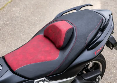 La TMAX 25ème anniversaire se distingue par une selle à double surpiqûre avec revêtement rouge.