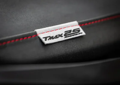 Le Yamaha TMAX dans sa version 25ème anniversaire est inspiré du tout premier TMAX Special Edition de 2006.