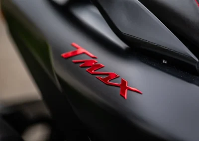 Autre signe distinctif du TMAX TMAX 25ème anniversaire : un logo 3D rouge sur le flanc arrière du carénage.