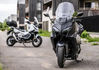 Plus économe, le Honda affiche 3,6 l/100 km contre 4,3 l pour le Yamaha.