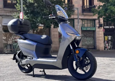 Les qualités dynamiques du LS1 et son équipement complet en font un scooter électrique urbain idéal au quotidien.