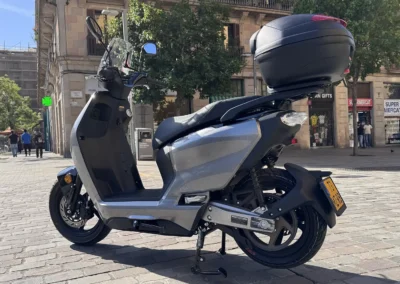 En ville, le couple instantané de 51 Nm offre des démarrages vifs.