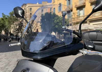 La petite bulle du « Commuter Pack » est assez efficace pour protéger le buste du pilote.