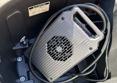 La recharge demande environ 5 heures pour un cycle complet avec le chargeur de 800 W livré de série.