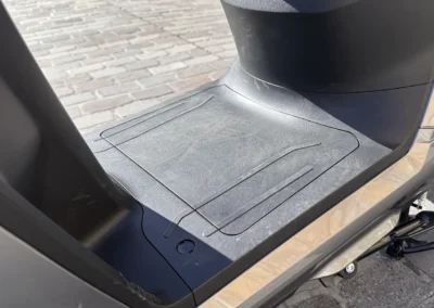 Sous le plancher plat, deux batteries lithium-ion de 1,86 kWh chacune prennent place.