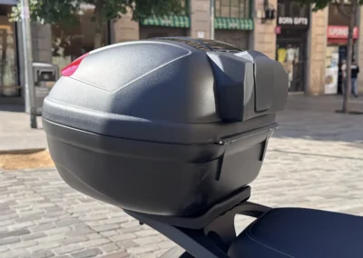 En option, le top-case Givi de 34 litres augmente la capacité d’emport.