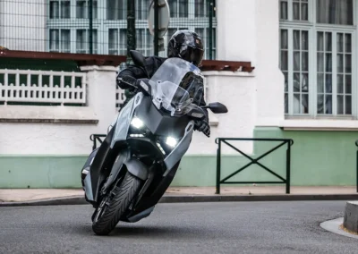 Plus encombrant et plus lourd, le XMAX se veut moins instinctif en ville malgré une belle précision et des accélérations franches.