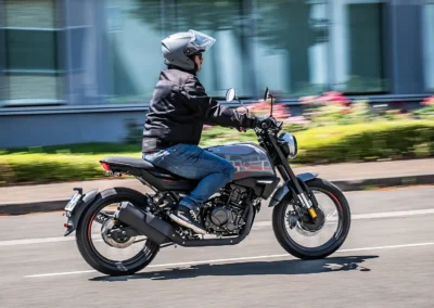 Le moteur reste discret en fonctionnement. Sans être explosif, ce monocylindre se montre plus plein et plus agréable à mi-régime.