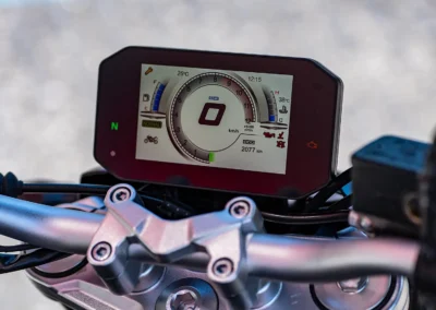 De série, la Voge R625 embarque un écran TFT couleur de 5 pouces avec connectivité smartphone.