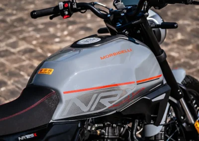 Avec une consommation de 2,4 l/100 km, la NR125X affiche plus de 700 km d’autonomie.