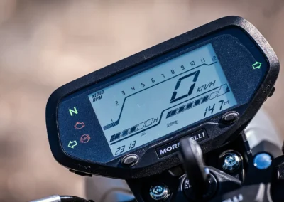 Face à la généralisation des écrans TFT, le combiné LCD monochrome accuse son âge. En contrepartie, il se distingue par sa clarté de lecture.
