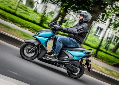 Le RayZR reste imbattable niveau consommation avec 2 litres avalés au 100 km contre 2,6 litres pour le NMAX et 2,3 litres pour le XMAX.