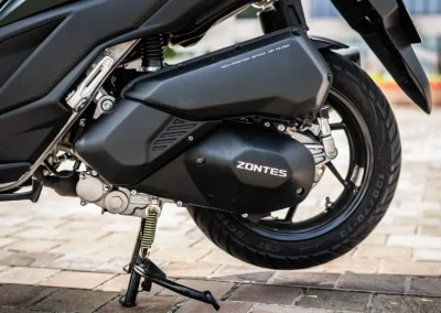 Le moteur du Zontes 125X développe 15 chevaux, soit le maximum autorisé en catégorie A1.