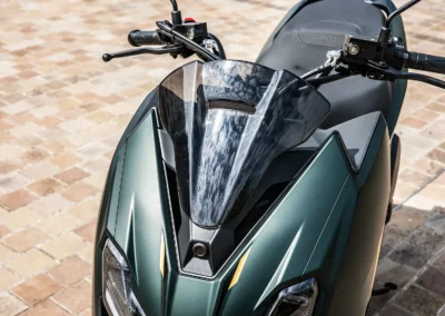 À haute vitesse, le manque de protection se fait vraiment sentir.