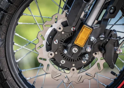 La présence de l'ABS sur les deux roues constitue un vrai plus en matière de sécurité.